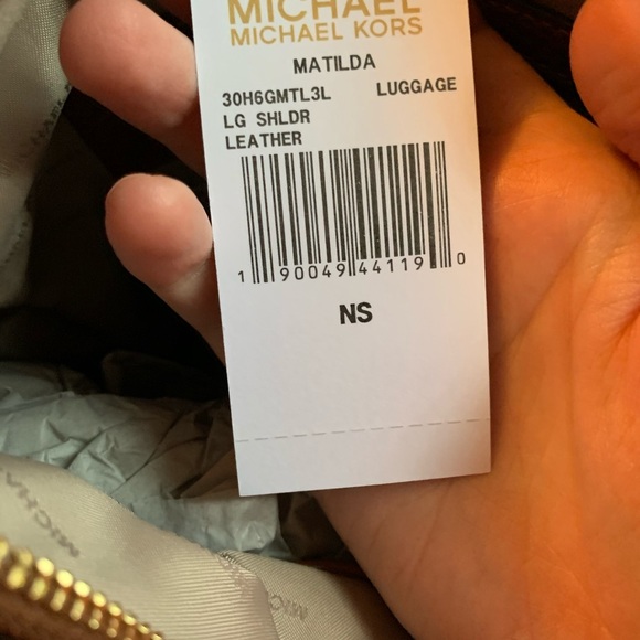 Michael kors purse not available in stores anymore - Picture 2 of 6